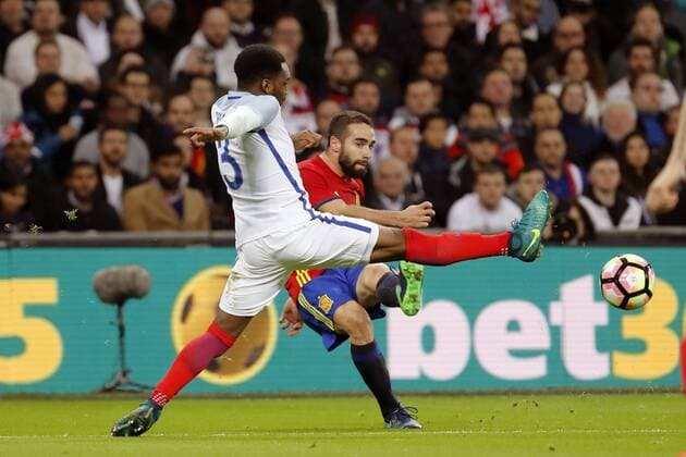 Spain s Dani Carvajal (R) fights for the ball with England s Danny Rose during an International Friendly Länderspiel soccer match at Wembley Stadium in London, Britain, 15 November 2016. England v Spain !ACHTUNG: NUR REDAKTIONELLE NUTZUNG!  GRA489 20161115-636148432057765276