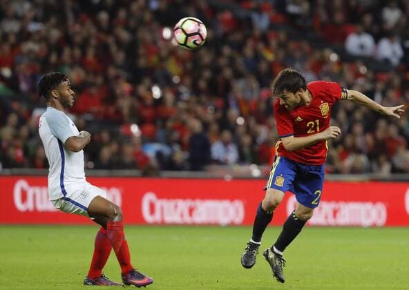 Spain s David Silva (R) goes for a header against England s Raheem Sterling during an International Friendly Länderspiel soccer match at Wembley Stadium in London, Britain, 15 November 2016. England v Spain !ACHTUNG: NUR REDAKTIONELLE NUTZUNG!  GRA489 20161115-636148441417416533