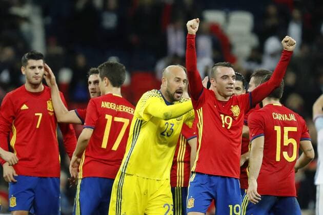 Spain s Iago Aspas (2R) celebrates his first goal against England during an International Friendly Länderspiel soccer match at Wembley Stadium in London, Britain, 15 November 2016. England v Spain !ACHTUNG: NUR REDAKTIONELLE NUTZUNG!  GRA489 20161115-636148493222408466