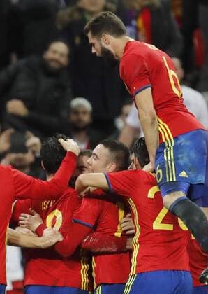 Spain s players celebrate Isco s second goal against England during an International Friendly Länderspiel soccer match at Wembley Stadium in London, Britain, 15 November 2016. England v Spain !ACHTUNG: NUR REDAKTIONELLE NUTZUNG!  GRA489 20161115-636148495841994050