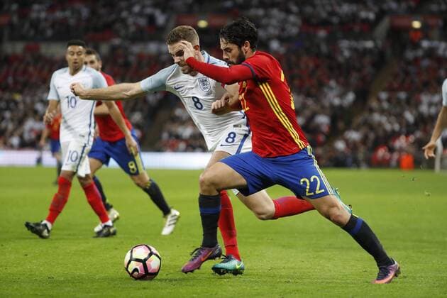 Spain s Iso (R) tries to escape England s Jordan Henderson during an International Friendly Länderspiel soccer match at Wembley Stadium in London, Britain, 15 November 2016. England v Spain !ACHTUNG: NUR REDAKTIONELLE NUTZUNG!  GRA489 20161115-636148496474114154