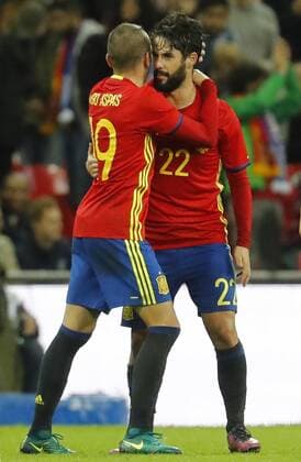 Spain s Iago Aspas (L) and Isco hug after facing England during an International Friendly Länderspiel soccer match at Wembley Stadium in London, Britain, 15 November 2016. England v Spain !ACHTUNG: NUR REDAKTIONELLE NUTZUNG!  GRA489 20161115-636148497112318336