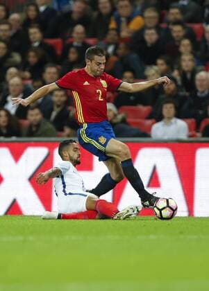Theo Walcott of England (L) vies with Cesar Azpilicueta of Spain during the International Friendly Länderspiel Match at the Wembley Stadium in London, Britain on Nov. 15, 2016. The match ended in 2-2 draw. ) (SP)BRITAIN-LONDON-FOOTBALL-INTERNATIONAL FRIENDLY-ENG VS ESP HanxYan 