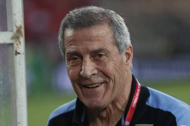 Futbol, Chile vs Uruguay. El entrenador de la seleccion uruguaya Oscar Tabarez da instrucciones a sus jugadores durante el partido clasificatorio al mundial de Rusia 2018 contra Chile disputado en el estadio Nacional de Santiago, Chile. 15 11 2016 Marcelo Hernandez Photosport Football, Chile vs Uruguay. Uruguay s manager Oscar Tabarez instructs his players during the Russia World Cup 2018 qualifying football match against Chile at the National stadium in Santiago, Chile. 15 11 2016 Marcelo Hernandez Photosport Chile vs Uruguay, clasificatorias al mundial de Rusia 2018 