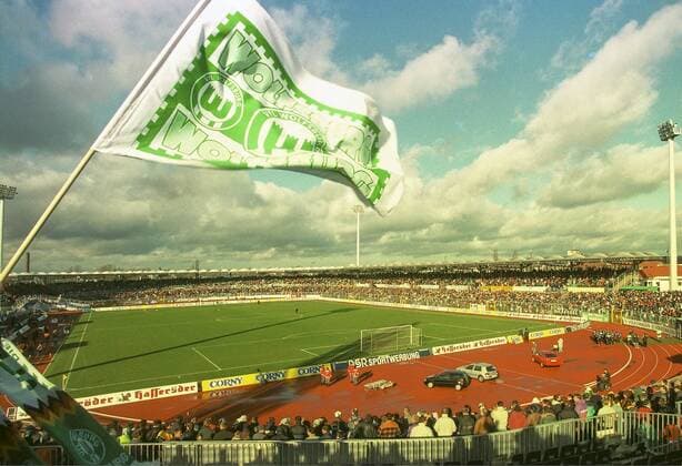 VfL Wolfsburg Stadion Elsterweg mit der neu errichteten Überdachten Nordkurve am 02.03.1998