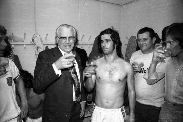 30. Spieltag 1972 1973, der FC Bayern München feiert in der Kabine den vorzeitigen Gewinn der deutschen Meisterschaft, v.li.: Präsident Wilhelm Neudecker, Gerd Müller, Masseur Josip Saric, Wilhelm Hoffmann