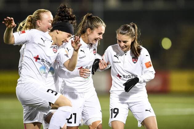 161116 Rosengards Ella Masar (tv) jublar med Lieke Martens och Iva Landeka efter sitt 1-0 mal under fotbollsmatchen i Champions League mellan Rosengard och Slavia Prag den 16 november 2016 i Malmö.  Copyright: LUDVIGxTHUNMAN BB161116LT001