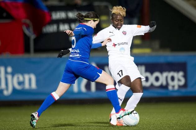 161116 Rosengards Gaelle Enganamouit bevakas av Slavia Prag Veronika Pincova under fotbollsmatchen i Champions League mellan Rosengard och Slavia Prag den 16 november 2016 i Malmö.  Copyright: LUDVIGxTHUNMAN BB161116LT014