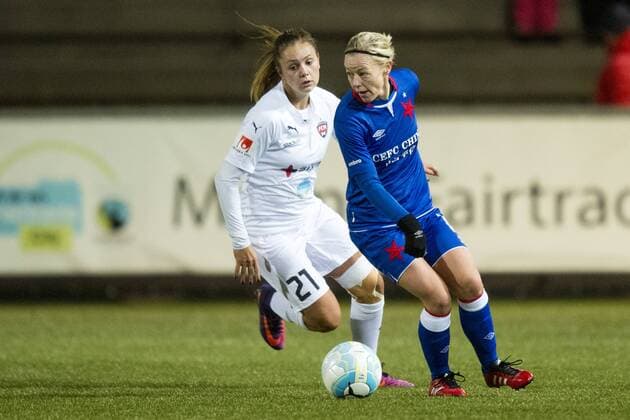 161116 Rosengards Lieke Martens och Slavia Prag Tereza Kozarova under fotbollsmatchen i Champions League mellan Rosengard och Slavia Prag den 16 november 2016 i Malmö.  Copyright: LUDVIGxTHUNMAN BB161116LT019