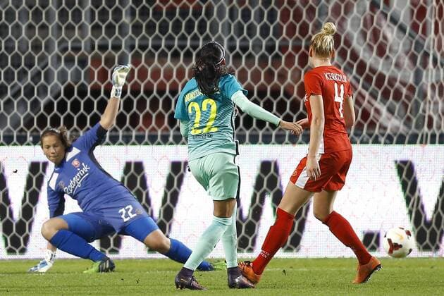 (l-r) Barbara Lorsheyd of FC Twente, Andressa Alves of Barcelona scores, Danique Kerkdijk of FC Twenteduring the Women UEFA Champions League match between FC Twente and Barcelona at the Grolsch Veste on November 16, 2016 in Enschede, The Netherlands Women: Fc Twente v Barcelona Woman UEFA Champions League 2016 2017 xVIxPeterxLousxIVx 6591841