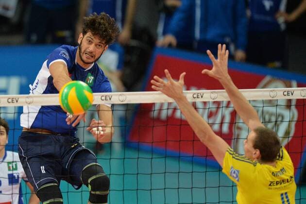 Volleyball, CL Quali, Hypo Tirol Volleyballteam Innsbruck - VfB Friedrichshafen VOLLEYBALL - CEV CL, Tirol vs Friedrichshafen INNSBRUCK,AUSTRIA,16.NOV.16 - VOLLEYBALL - CEV Champions League, Hypo Tirol Volleyballteam vs VfB Friedrichshafen. Image shows Pedro Henrique Frances (Tirol) and Daniel Malescha (Friedrichshafen). GEPAxpictures xAmirxBeganovic