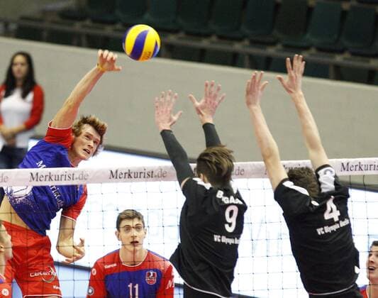 Volleyball Hessen - 1. Bundesliga Männer 16.11.2016 United Volleys Rheinmain (blau) - VCO Berlin (schwarz) v.l. Peter Wolf (United Volleys), Egor Bogachev (VCO Berlin), Yannick Goralik (VCO Berlin) United Volleys Rheinmain - VCO Berlin