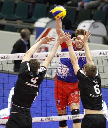 Volleyball Hessen - 1. Bundesliga Männer 16.11.2016 United Volleys Rheinmain (blau) - VCO Berlin (schwarz) v.l. Yannick Goralik (VCO Berlin), Jan Klobucar (United Volleys), Johannes Tille (VCO Berlin) United Volleys Rheinmain - VCO Berlin