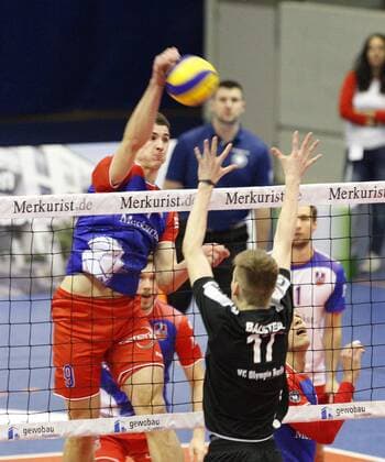Volleyball Hessen - 1. Bundesliga Männer 16.11.2016 United Volleys Rheinmain (blau) - VCO Berlin (schwarz) v.l. Georg Escher (United Volleys), Corbin Balster (VCO Berlin) United Volleys Rheinmain - VCO Berlin