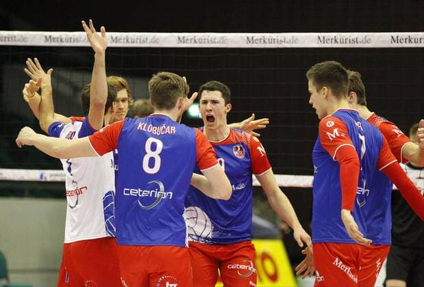 Volleyball Hessen - 1. Bundesliga Männer 16.11.2016 United Volleys Rheinmain (blau) - VCO Berlin (schwarz) v.l. Florian Ringseis (United Volleys), Jan Klobucar (United Volleys), Georg Escher (United Volleys), Jannis Hopt (United Volleys) United Volleys Rheinmain - VCO Berlin