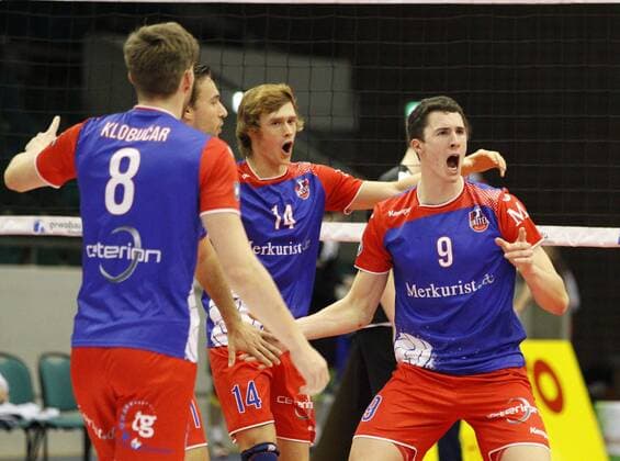 Volleyball Hessen - 1. Bundesliga Männer 16.11.2016 United Volleys Rheinmain (blau) - VCO Berlin (schwarz) v.l. Jan Klobucar (United Volleys), Peter Wolf (United Volleys), Georg Escher (United Volleys) United Volleys Rheinmain - VCO Berlin