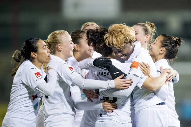 161116 Rosengards Ella Masar kramar om av bl.a Gaelle Enganamouit och Marta Viera Da Silva efter hon gjort 1-0 under fotbollsmatchen i Champions League mellan Rosengard och Slavia Prag den 16 november 2016 i Malmö.  Copyright: LUDVIGxTHUNMAN BB161116LT030