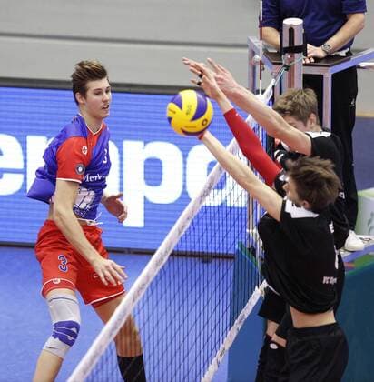 Volleyball Hessen - 1. Bundesliga Männer 16.11.2016 United Volleys Rheinmain (blau) - VCO Berlin (schwarz) v.l. Mitchell Peter Tulley (United Volleys), Paul Henning (VCO Berlin), Julian Meissner (VCO Berlin) United Volleys Rheinmain - VCO Berlin