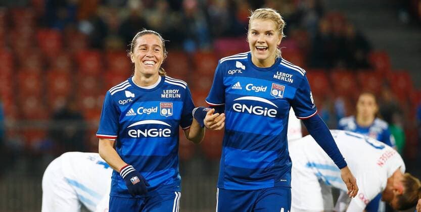 16.11.2016 Stadion Letzigrund Zürich , SCHWEIZ , Frauen Fussball UEFA Champions League Rückspiel FC Zürich Frauen - Olympique Lyon Torjubel Camille Abily - Ada Hegerberg (Lyon) 