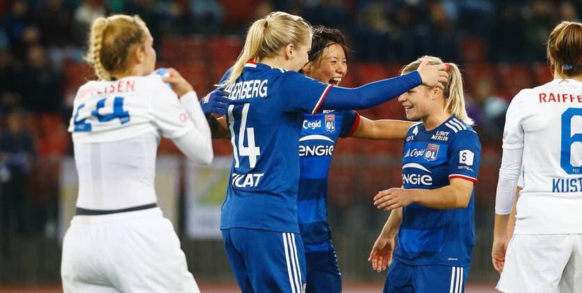 16.11.2016 Stadion Letzigrund Zürich , SCHWEIZ , Frauen Fussball UEFA Champions League Rückspiel FC Zürich Frauen - Olympique Lyon Torjubel vl. Ada Hegerberg , Saki Kumagai und Eugenie Le Sommer (Lyon) . Links Riana Fischer (FCZ) 