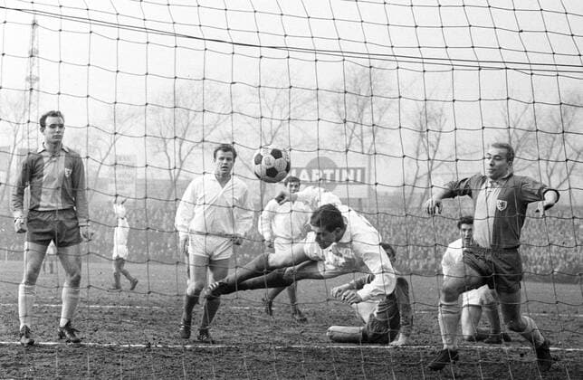 FC Schalke 04 - Eintracht Braunschweig 2:0 22.02.1964 Klaus Matischak koepft das 1:0 fuer Schalke, links Joachim Baese (Braunschweig) und Manfred Berz (Schalke), rechts Wolfgang Brase (Braunschweig) HM