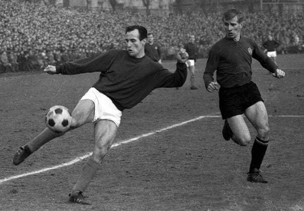 FC Schalke 04 - 1. FC Nuernberg 4:1 07.03.1964 Willi Koslowski flankt vor Fritz Popp (Nuernberg) HM