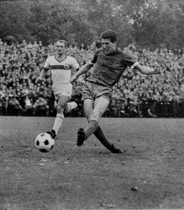 Bundesligastart: FC Schalke 04 - VFB Stuttgart 2:0 24.8.1963. Waldemar Gehardt (S04) vor Hans Eisele (VFB). HM