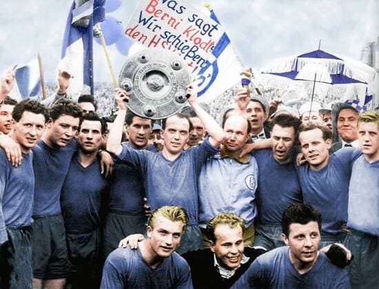 Schalke 04 Deutscher Meister 18.05.1958 U.B. zeigt : FC Schalke 04 Deutscher Meister 1958. In der Mitte: Bernie Klodt mit der Meisterschale. Oben V.l.: Heinz Kördel, Manfred Kreuz, Willi Koslowski, Otto Laszig, Berni Klodt (mit Schale), Tr. Edi Frühwirth, Günter Siebert und Günter Karnhof. Vorne hockend: Herbert Sadlowski, TW Orzessek und Günter Brocker. Das Foto wurde nachträglich coloriert !!! HM