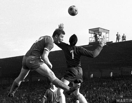 FC Schalke 04 - Borussia Neunkirchen 2:0 14.5.1966 Manfred Kreuz (S04) koepft gegen TW Ertz HM