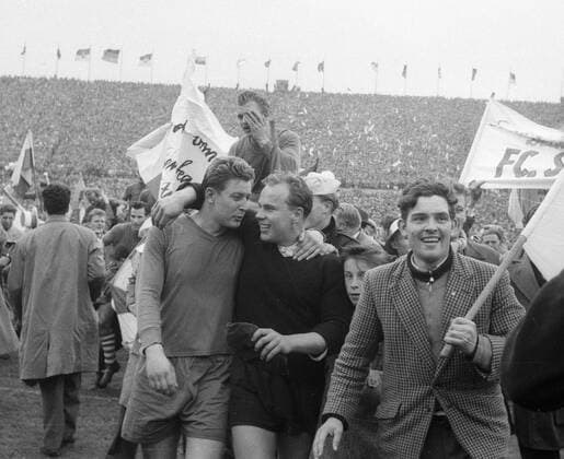 FC Schalke 04 Deut. Fb.-Meister 1958 nach Endspielsieg über den HSV. Herbert Sadlowski auf den Schultern der Fans. Vorne: Tw. Manfred Orzessek (dunkles Trikot) und Manfred Kreuz Arm in Arm. HM
