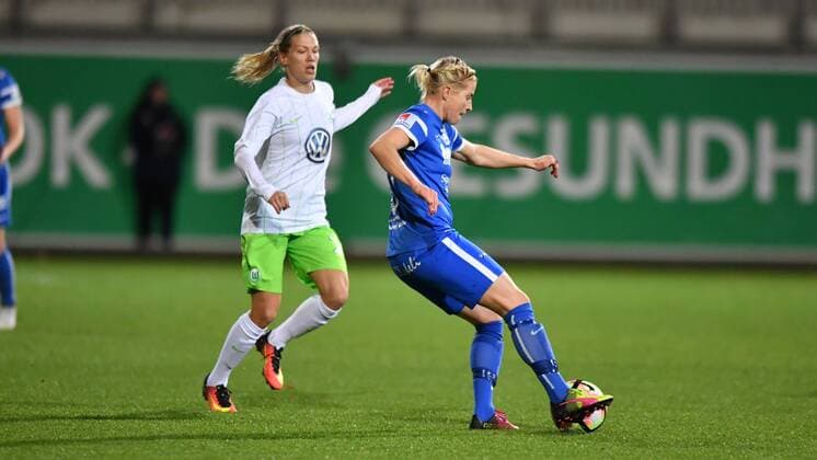 Lara Dickenmann (VFL Wolfsburg) (21) schaut Annica Svensson (Eskilstuna United) (21) beim Pass zu, Uefa Women Champions League - VFL Wolfsburg - Eskilstuna United, xmkx