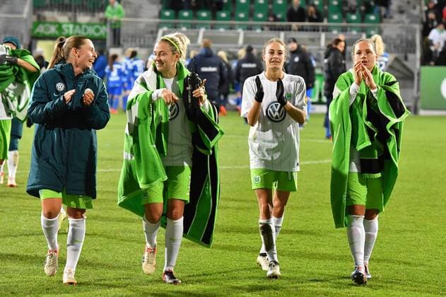 Bilder des Tages - SPORT Jubel, Freuen, celebrate, happy, cheer , Goal Celebration nach dem Sieg Noelle Maritz (VFL Wolfsburg) (16) Zsabett Jakabfi (VFL Wolfsburg) (3) Tessa Wullaert (VFL Wolfsburg) (10) Babett Peter (VFL Wolfsburg) (8), Uefa Women Champions League - VFL Wolfsburg - Eskilstuna United, xmkx