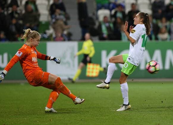 Wolfsburg vs Eskilstuna, CL Frauen Wolfsburg, Deutschland 17.11.2016, FUßBALL - VfL Wolfsburg vs Eskilstuna United DFF, 1 8 Finale, UEFA Frauen Champions League, Saison 2016-17. Bild zeigt: Britta Elsert Gynning (Eskilstuna United), Tesse Wullaert (VfL Wolfsburg) Wolfsburg