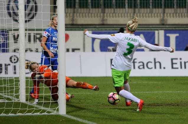 Wolfsburg vs Eskilstuna, CL Frauen Wolfsburg, Deutschland 17.11.2016, FUßBALL - VfL Wolfsburg vs Eskilstuna United DFF, 1 8 Finale, UEFA Frauen Champions League, Saison 2016-17. Bild zeigt: Zsanett Jakabfi (VfL Wolfsburg) schießt Tor zum 2:0, Britta Elsert Gynning (Eskilstuna United) Wolfsburg