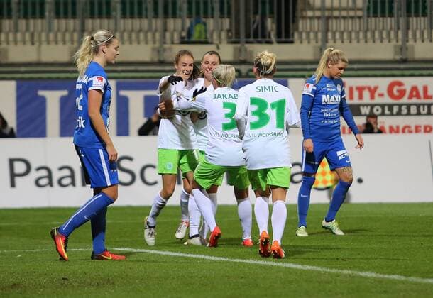 Wolfsburg vs Eskilstuna, CL Frauen Wolfsburg, Deutschland 17.11.2016, FUßBALL - VfL Wolfsburg vs Eskilstuna United DFF, 1 8 Finale, UEFA Frauen Champions League, Saison 2016-17. Bild zeigt: Zsanett Jakabfi (VfL Wolfsburg) jubelt mit der Mannschaft nach ihrem Tor zum 2:0 Wolfsburg