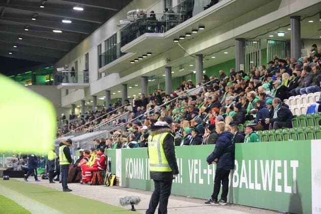 Wolfsburg vs Eskilstuna, CL Frauen Wolfsburg, Deutschland 17.11.2016, FUßBALL - VfL Wolfsburg vs Eskilstuna United DFF, 1 8 Finale, UEFA Frauen Champions League, Saison 2016-17. Bild zeigt: VfL Fans und Zuschauer Wolfsburg