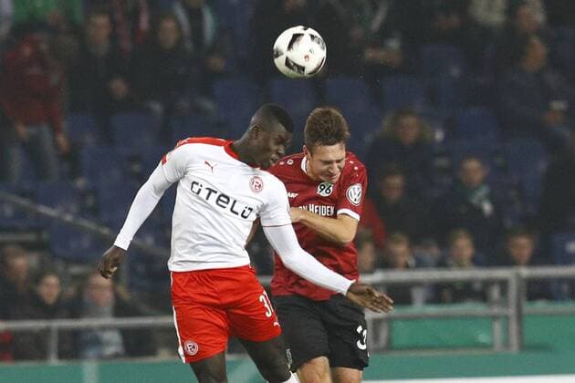 26.10.2016, HDI-Arena, Hannover, GER, DFB POKAL, 2. Runde, Hannover 96 vs Fortuna Duesseldorf, im Bild Ihlas Bebou (37, Fortuna Duesseldorf, li.) im Kopfballduell mit Fynn Arkenberg (33, Hannover 96) Hannover 96 vs Fortuna Duesseldorf