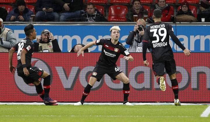 Leverkusen, Bayarena, 18.11.16: Kevin Kampl (Bayer 04 Leverkusen) (M) bejubelt seinen Treffer zum 1:0 Tor mit Benjamin Heinrichs (Bayer 04 Leverkusen) (R) und Wendell (Bayer 04 Leverkusen) im Spiel der 1. Bundesliga zwischen Bayer 04 Leverkusen vs. RB Leipzig in der Saison 2016 2017.