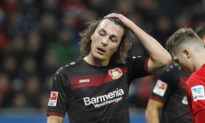 Leverkusen, Bayarena, 18.11.16: Verantwortlich für Eigentor Julian Baumgartlinger (Bayer 04 Leverkusen) enttäuscht im Spiel der 1. Bundesliga zwischen Bayer 04 Leverkusen vs. RB Leipzig in der Saison 2016 2017.