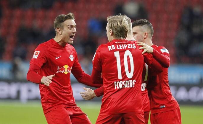 Leverkusen, Bayarena, 18.11.16: Jubel nach dem Ausgleich zum 1:1 Tor, Stefan Ilsanker (RB Leipzig) (L), Emil Forsberg (RB Leipzig) (10) im Spiel der 1. Bundesliga zwischen Bayer 04 Leverkusen vs. RB Leipzig in der Saison 2016 2017.