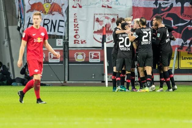 Leverkusen, Deutschland, 18.11.2016, Bundesliga 11.Spieltag, Bayer 04 Leverkusen - RB Leipzig, Jubel um den Torschuetzen zum 1:0 Kevin Kampl (B04) ( DeFodi048