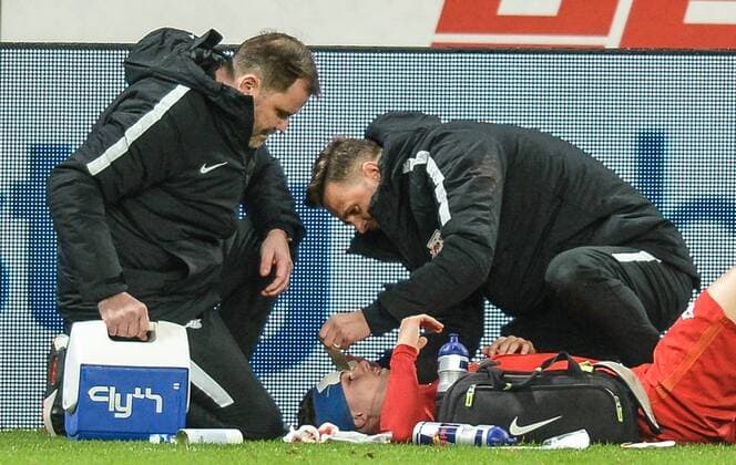 18.11.2016, xmhx, Fussball 1.Bundesliga, Bayer 04 Leverkusen - RB Leipzig, emspor, v.l. Marcel Sabitzer (RB Leipzig) verletzt, wird behandelt Leverkusen