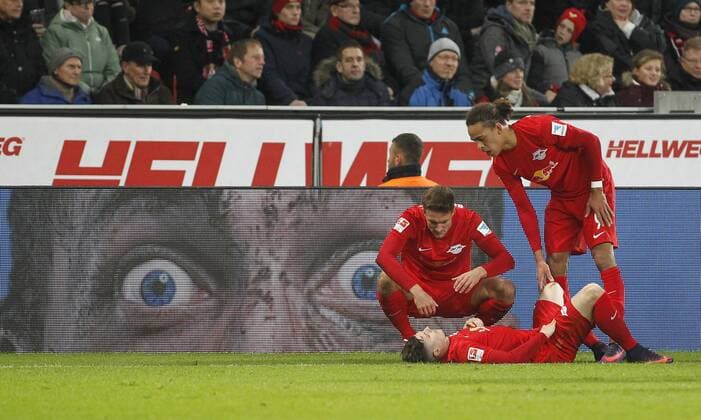 Leverkusen, Bayarena, 18.11.16: Marcel Sabitzer (RB Leipzig) liegt verletzt am Boden im Spiel der 1. Bundesliga zwischen Bayer 04 Leverkusen vs. RB Leipzig in der Saison 2016 2017.