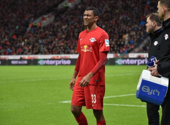 18.11.2016, Fussball GER, 1. Bundesliga Saison 2016 2017, 11. Spieltag, Bayer 04 Leverkusen - RB Leipzig, Marvin Compper (RB Leipzig) scheidet verletzt aus