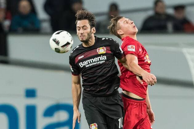 Leverkusen, Deutschland, 18.11.2016, Bundesliga 11.Spieltag, Bayer 04 Leverkusen - RB Leipzig, Hakan Calhanoglu (B04) und Willi Orban (RBL) im Zweikampf ( DeFodi048