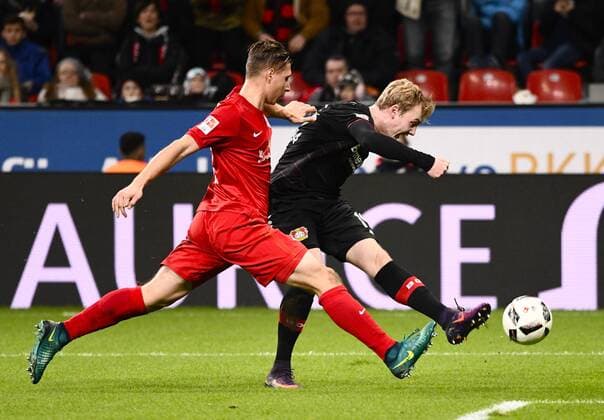 BayArena Leverkusen 18.11.2016, 1. Fussball Bundesliga Saison 2016 17 11.Spieltag, Bayer 04 Leverkusen vs. RB Leipzig ---- Julian Brandt (LEV) beim Torschuss zum 2:1, links Willi Orban (Leipzig)
