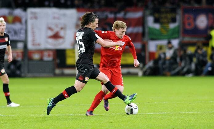 Fussball, Bundesliga, Deutschland, Herren, Saison 2016 2017, 11. Spieltag, BayArena Leverkusen, Bayer Leverkusen (schwarz) - RB Leipzig (rot); Emil Forsberg (Leipzig), Julian Baumgartlinger (Leverkusen), Aktion.