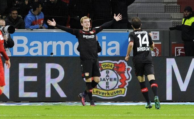 Fussball, Bundesliga, Deutschland, Herren, Saison 2016 2017, 11. Spieltag, BayArena Leverkusen, Bayer Leverkusen (schwarz) - RB Leipzig (rot); Jubel Julian Brandt (Leverkusen) nach seinem Tor zum 2:1. Jubel, Freude, Aktion.