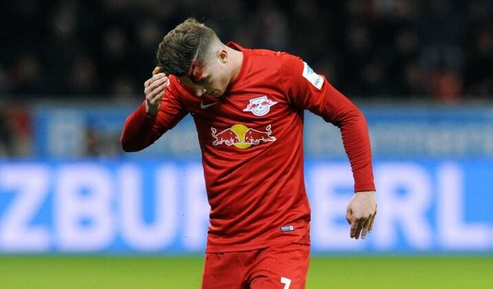 Fussball, Bundesliga, Deutschland, Herren, Saison 2016 2017, 11. Spieltag, BayArena Leverkusen, Bayer Leverkusen (schwarz) - RB Leipzig (rot); Marcel Sabitzer (Leipzig) mit offener Platzwunde am Kopf nach dem Zusammenprall mit Wendell (Leverkusen). Verletzung, Schmerz, Schmerzen.