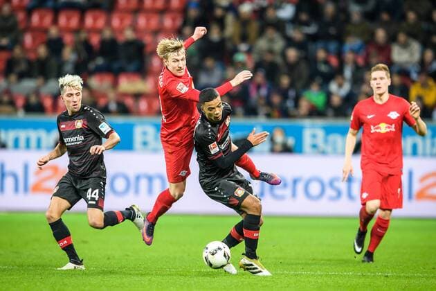 Benjamin Henrichs (Bayer 04 Leverkusen 39) im Zweikampf gegen Emil Forsberg (RB Leipzig 10) beim Bundesligaspiel zwischen Bayer 04 Leverkusen und RB Leipzig am 18.11.2016, Leverkusen Copyright: xSchuelerx xEibnerx-xPressefotox EP_JSE